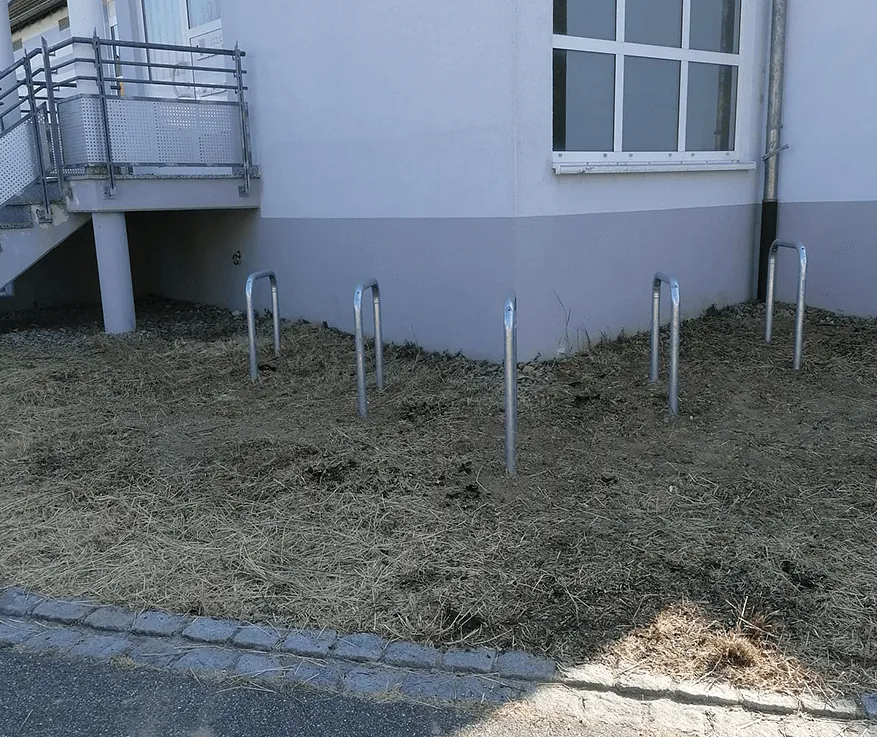 Fahrradständer im Gras