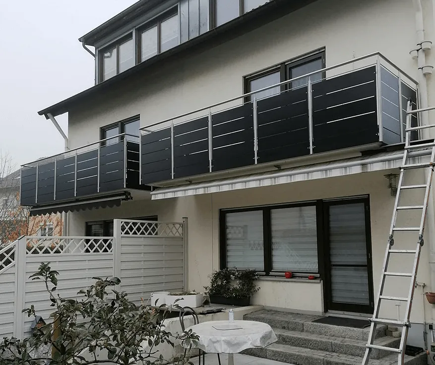 Schwarzer Balkon mit Metallgeländer