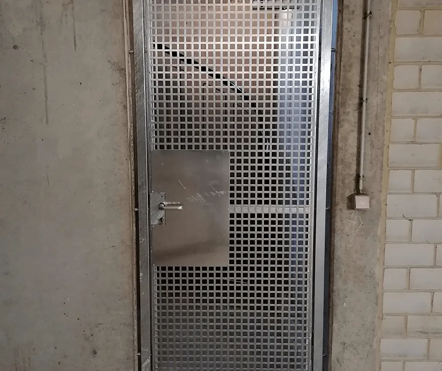 Metallgittertür