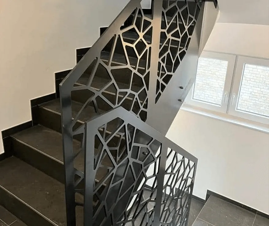 Treppengeländer in schwarz mit Mustern