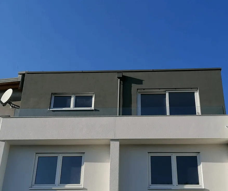 Fassade mit Glaszaun von außen