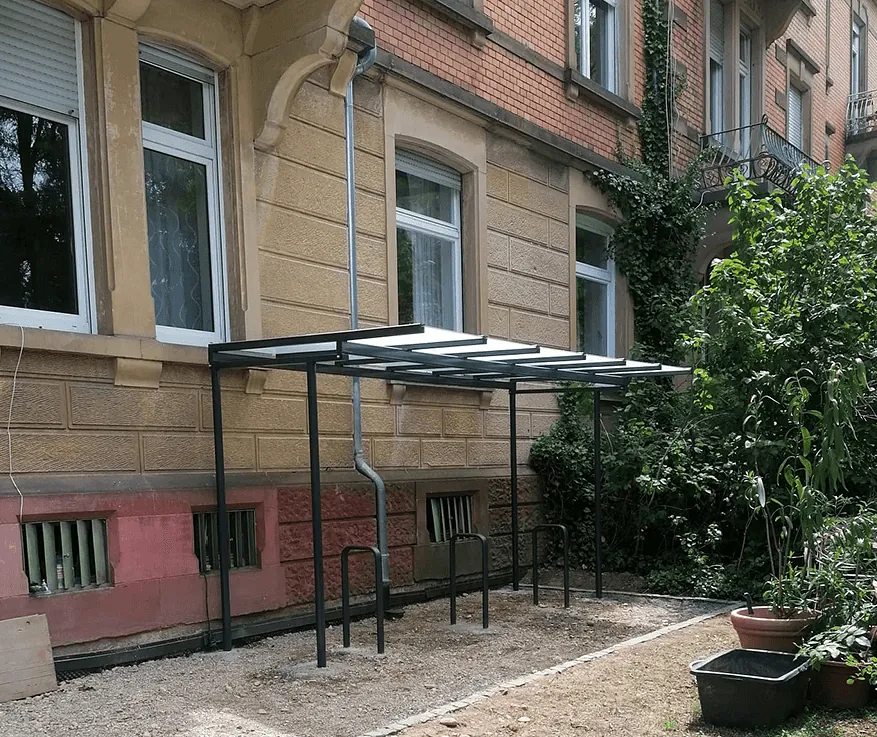 Schwarze Metallüberdachung