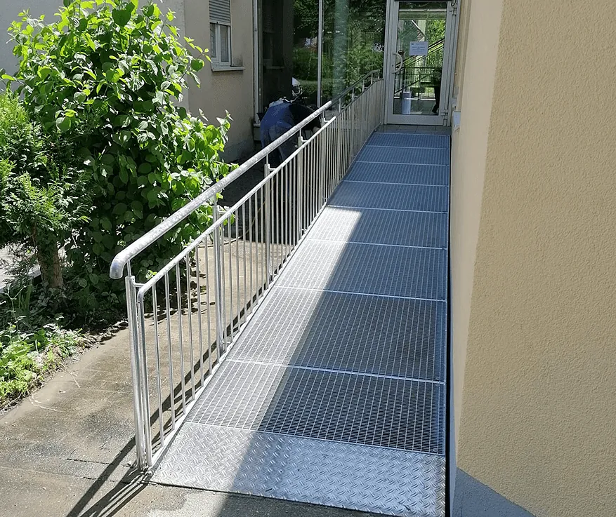 Geländer an Rampe