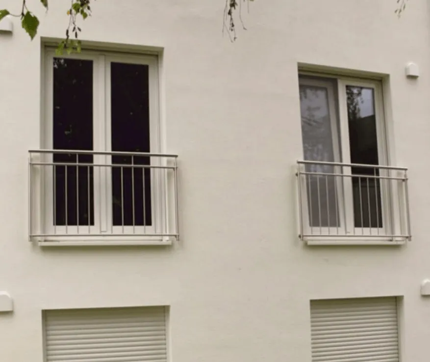 Lange Fenster mit Metallgeländer