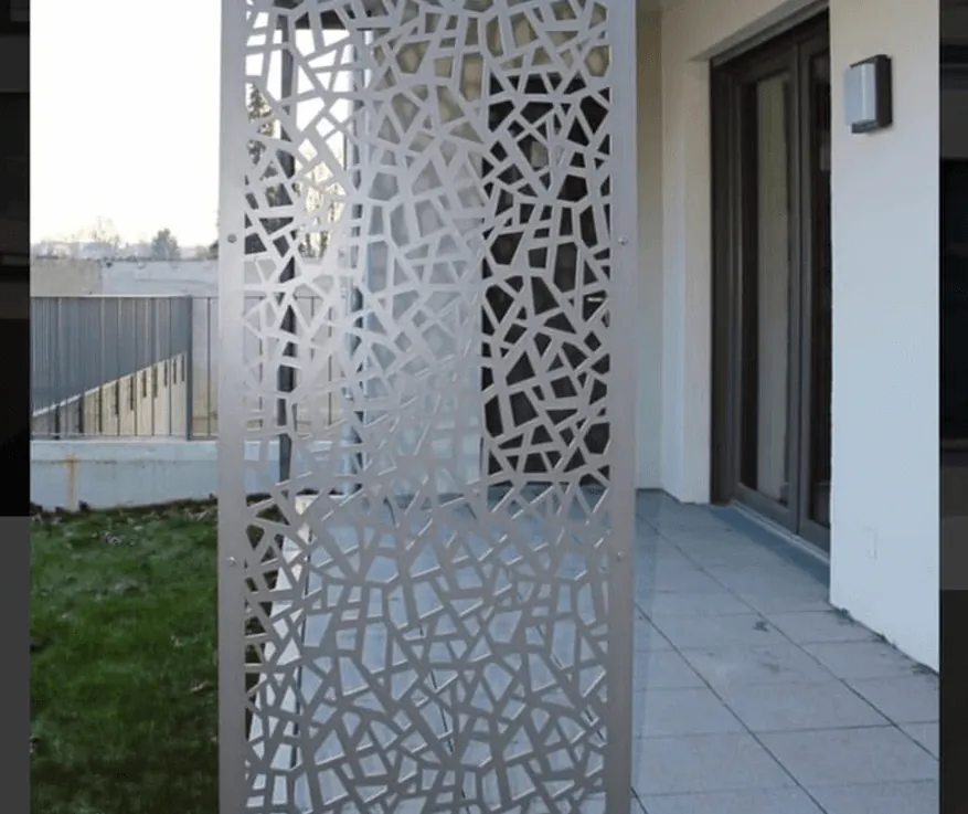 Metalltrennwand mit Mustern