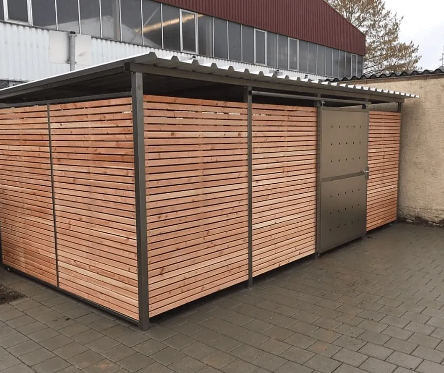 Eine Überdachung mit Holzbrettern als Wand